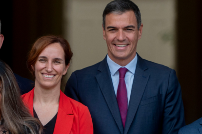 La ministra de Sanidad, Mónica García, y el presidente del Gobierno, Pedro Sánchez
