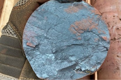 Un núcleo de mineral de hierro d