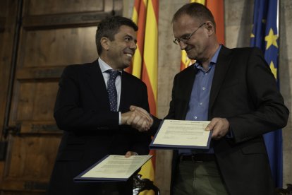 El president de la Generalitat, Carlos Mazón (i), y el CEO de PowerCo, Andreas Rottmann (d), firman la autorización ambiental integrada para la gigafactoría de celdas de baterías de PowerCo.
