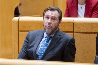 El ministro de Transportes y Movilidad Sostenible, Óscar Puente, durante una sesión de control en el Senado, a 8 de abril de 2025, en Madrid (España). 