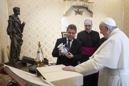 Emiliano García-Page junto al Papa Francisco en Roma, durante la visita oficial que tuvo lugar en mayo de 2021.

REMITIDA / HANDOUT por JCCM
Fotografía remitida a medios de comunicación exclusivamente para ilustrar la noticia a la que hace referencia la imagen, y citando la procedencia de la imagen en la firma
21/4/2025