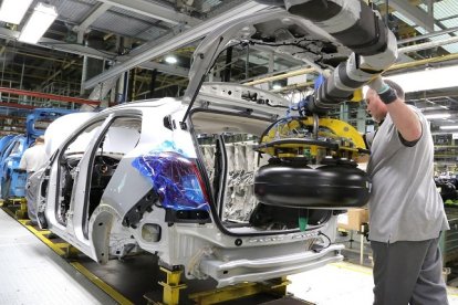 Archivo - Producción vehículos GLP de Opel en la fábrica de Stellantis Figueruelas.
