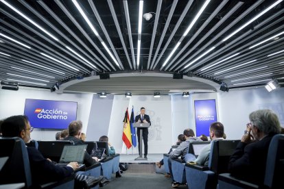 Pedro Sánchez, en La Moncloa, anunciando el incremento del gasto militar.