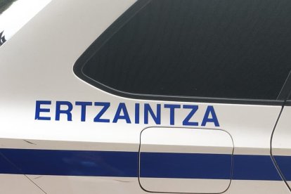 Archivo - Coche patrulla de la Ertzaintza.