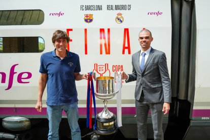 Los exfutbolistas Julio Salinas (izquierda) y Pepe, con el trofeo de la Copa del Rey en la Estación de Santa Justa de Sevilla.
