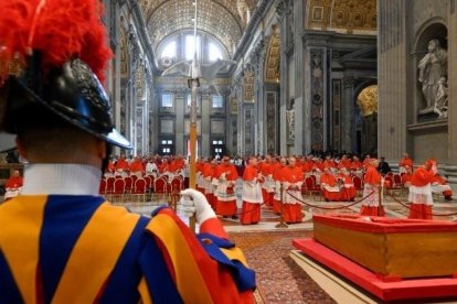 El féretro del Papa Francisco en la Basílica de San Pedro.

REMITIDA / HANDOUT por VATICAN NEWS
Fotografía remitida a medios de comunicación exclusivamente para ilustrar la noticia a la que hace referencia la imagen, y citando la procedencia de la imagen en la firma
23/4/2025