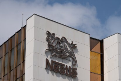 Archivo - Fachada de la sede de Nestlé España, a 27 de mayo de 2024, en Esplugues de Llobregat, Barcelona, Catalunya (España). Nestlé España invertirá 22 millones en la construcción de una segunda caldera de biomasa de su fábrica de café en Girona que ent.