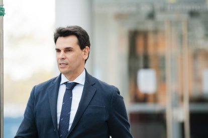(Foto de ARCHIVO La pareja de la presidenta de la Comunidad de Madrid, Alberto González Amador, sale de los Juzgados de Plaza de Castilla tras declarar.