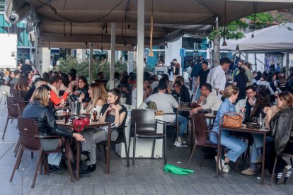Archivo - Varias personas en la terraza de un bar.