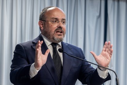 (Foto de ARCHIVO)
El presidente del Partido Popular catalán, Alejandro Fernández, durante la presentación de su libro ‘A calzón quitao’, en el Círculo de Bellas Artes, a 7 de abril de 2025, en Madrid (España). El libro presenta un análisis de la política catalana y su influencia en España.

Ricardo Rubio / Europa Press
07/4/2025