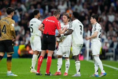 Los jugadores del Real Madrid protestan al árbitro.