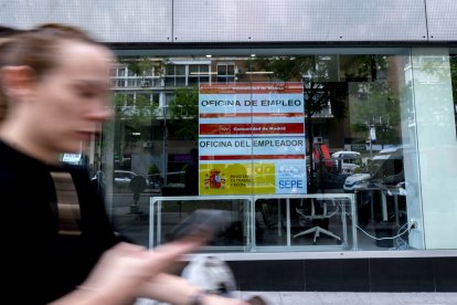 Archivo - Una transeúnte pasa por delante de la oficina del SEPE de O’Donnel, a 27 de abril de 2023, en Madrid (España). El paro subió en 103.800 personas entre enero y marzo, lo que supone un 3,4% más que en el trimestre anterior, mientras que la ocupaci.
