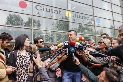 Vicent Mompó atiende a la prensa en la Ciudad de la Justicia el pasado 14 de abril