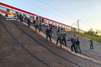 La Guardia Civil evacua con cuerdas a las personas atrapadas