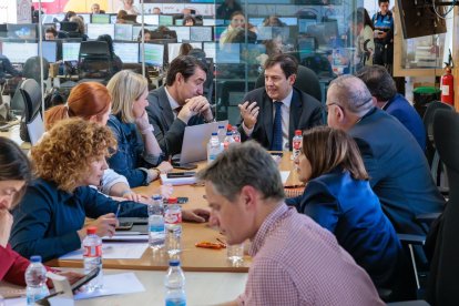 Mañueco destaca la "perfecta" coordinación de servicios de emergencia que trabajan por el total restablecimiento

REMITIDA / HANDOUT por JUNTA CYL
Fotografía remitida a medios de comunicación exclusivamente para ilustrar la noticia a la que hace referencia la imagen, y citando la procedencia de la imagen en la firma
28/4/2025