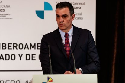 (Foto de ARCHIVO)
El presidente del Gobierno de España, Pedro Sánchez, comparece ante los medios de comunicación tras la celebración del pleno del XXVII Cumbre Iberoamericana de Jefes de Estado y de Gobierno, a 21 de abril de 2021, en Andorra la Vella (Andorra). La Cumbre Iberoamericana ha sido convocada bajo el lema de 'Innovación Para el Desarrollo Sostenible. Objetivo 2030. Iberoamérica frente al reto del coronavirus'. Esto significa que, aunque en lo inmediato sea ineludible afrontar el crítico estado de cosas causado por la pandemia, los Objetivos de Desarrollo Sostenible (ODS) y la Agenda 2030 mantienen su plena vigencia, a la espera de acción eficaz por parte de los países.  El acto contará con la presencia de los jefes de Estado y de gobierno de Andorra, España, Portugal, Guatemala --organizador de la última cumbre-- y República Dominicana, que organizará la siguiente; además de con sus ministros de Exteriores, y acudirán 70 medios de comunicación presencialmente de 13 países distintos y 100 medios de 26 países se conectarán de forma telemática.

JAVIER BORREGO / Europa Press
2021;ANDORRA;XXVII CUMBRE IBEROAMERICANA;SUMMIT;JEFES ESTADO
21/4/2021
