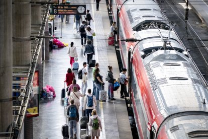 Varias personas esperan un AVE en la estación de Atocha-Almudena Grandes, a 29 de abril de 2025, en Madrid (España).