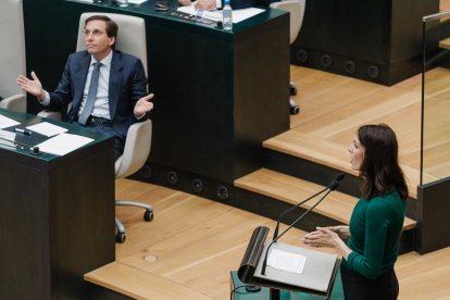 Archivo - La jefa de la oposición del Ayuntamiento de Madrid y portavoz del grupo municipal de Más Madrid, Rita Maestre, y el alcalde de Madrid, José Luis Martínez Almeida.