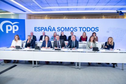 (Foto de ARCHIVO)
(I-D) En la primera fila, la senadora del PP Paloma Martín; el diputado del PP Juan Bravo, la secretaria general del PP, Cuca Gamarra; el presidente del PP, Alberto Núñez Feijóo el vicesecretario de Coordinación Autonómica y Local del PP, Elías Bendodo; la vicesecretaria de Organización del PP, Carmen Fúnez y la diputada del PP, Ana Alós, durante una reunión del Comité Ejecutivo Nacional del partido, en el Hotel Hyatt Regency Hesperia Madrid, a 28 de octubre de 2024, en Madrid (España). El PP celebra el encuentro de su ejecutiva en un hotel madrileño, por las obras que continúan en su sede, y en medio del terremoto político que ha provocado, por una parte, la salida de Errejón de la política, y por otro, las últimas novedades del caso Koldo.

Gustavo Valiente / Europa Press
28 OCTUBRE 2024;PP;COMITE
28/10/2024