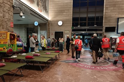 Catres habilitados en la estación de tren de Ourense para pasar la noche del apagón.