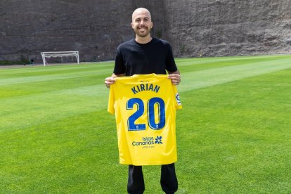 Kirian Rodríguez posa con la camiseta que ha donado al museo 'LEGENDS'.