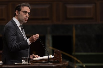 El ministro de Economía, Carlos Cuerpo, interviene durante una sesión plenaria en el Congreso de los Diputados, a 9 de abril de 2025, en Madrid (España).