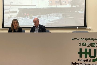El diputado de Servicios Municipales, José Luis Hidalgo, junto a la delegada de Salud, Elena González.