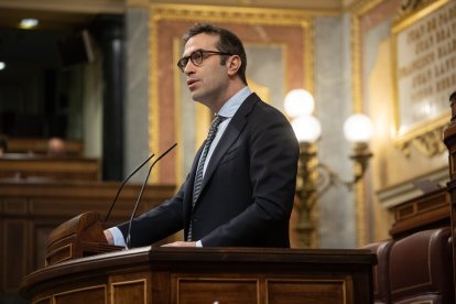 El ministro de Economía, Carlos Cuerpo, interviene durante una sesión plenaria, en el Congreso de los Diputados, a 8 de mayo de 2025, en Madrid (España). El Congreso debate y vota hoy la convalidación o derogación del Real Decreto ley 4/2025, de medidas urgentes de respuesta a la amenaza arancelaria y de relanzamiento comercial que es el plan diseñado por el Gobierno para mitigar los impactos negativos de la política arancelaria de Estados Unidos con una dotación de 14.100 millones de euros.

Alejandro Martínez Vélez / Europa Press
08 MAYO 2025;CONGRESO;ARANCELES;COMERCIO
08/5/2025