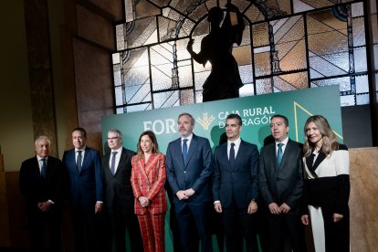 El presidente del Gobierno de Aragón, Jorge Azcón, ha inaugurado este viernes el primer foro de Caja Rural de Aragón.