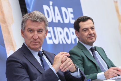 El presidente de la Junta de Andalucía, Juanma Moreno, y el presidente del PP, Alberto Núñez Feijóo, participan en un coloquio con motivo del Día de Europa.