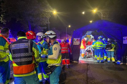Archivo -  SUMA 112 atienen a las víctimas de un atropello en Torrejón.