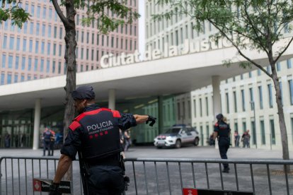 Archivo - Un agente de Mossos d'Esquadra ante la Ciutat de la Justícia de Barcelona en una imagen de archivo.