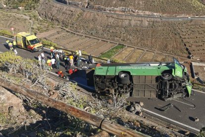 Al menos una persona fallecida y varios heridos tras el vuelco de una guagua en San Sebastián de La Gomera.