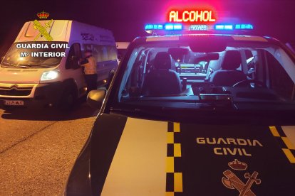 Archivo - Imagen de un control de alcoholemia de la Guardia Civil.