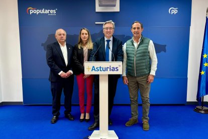 Imagen durante de la rueda de prensa ofrecida este viernes por los senadores Pablo González, Lito Rodríguez y José Manuel Fernández, y la diputada regional Cristina Vega.