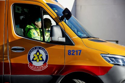 Archivo - Una ambulancia sale de la Base 0 de SAMUR - Protección Civil, en Casa de Campo, a 4 de enero de 2023, en Madrid (España).