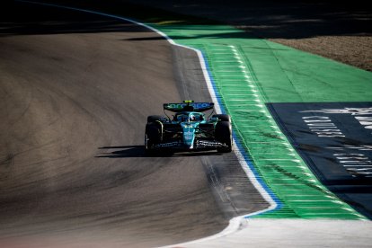 Fernando Alonso, con su Aston Martin en Imola.