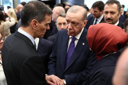 El presidente del Gobierno, Pedro Sánchez, conversa con el presidente de la República de Turquía, Recep Tayyip Erdogan, durante la cumbre de la Comunidad Política Europea, a 16 de mayo de 2025, en Tirana (Albania).