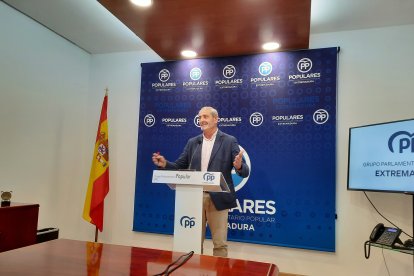 El portavoz de Agricultura del Grupo Popular en la Asamblea de Extremadura, Bibiano Serrano, en rueda de prensa.
