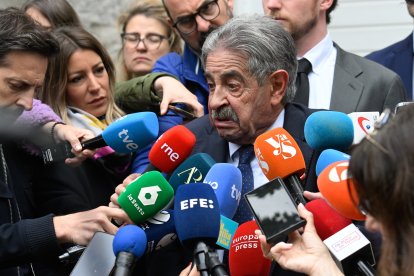 Imagen de archivo.- El expresidente de Cantabria Miguel Ángel Revilla atiende a los medios antes de la celebración del acto de conciliación con la representación legal del rey emérito Juan Carlos I en el juzgado de Santander.