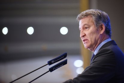 El presidente del PP, Alberto Núñez Feijóo, presenta al presidente del PP de Castilla-la Mancha, Paco Núñez en el desayuno de Nueva Economía Fórum, en el Hotel Ritz, a 20 de mayo de 2025, en Madrid (España).