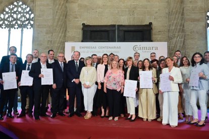 Los premiados con la alcaldesa María José Catalá y el presidente de Cámara Valencia, José Vicente Morata