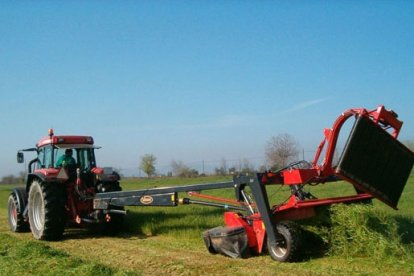 Archivo - Un tractor trabaja con maquinaria agrícola en el campo. Imagen de archivo.