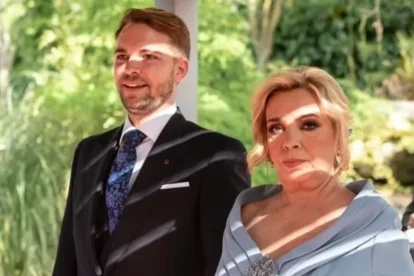 José María Almoguera, junto a su madre Carmen Borrego, el día de su boda con Paola Olmedo.