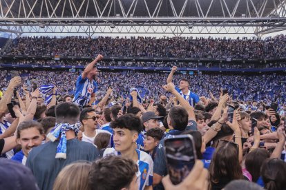 La afición del Espanyol celebra la permanencia en LaLiga.