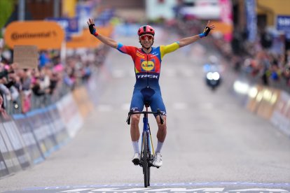 El ciclista español Carlos Verona (Lidl-Trek) gana la decimoquinta etapa del Giro de Italia
REMITIDA / HANDOUT por LAPRESSE/GIRO
Fotografía remitida a medios de comunicación exclusivamente para ilustrar la noticia a la que hace referencia la imagen, y citando la procedencia de la imagen en la firma
25/5/2025