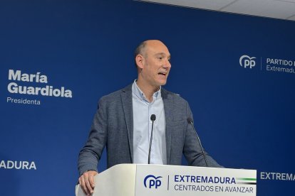 El portavoz del PP de Extremadura, José Ángel Sánchez Juliá, en rueda de prensa.