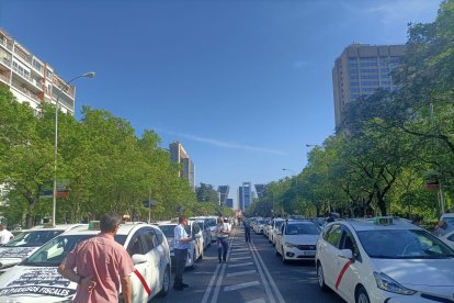 Taxistas marchan en Madrid contra las 8.500 nuevas licencias de VTC a Cabify.