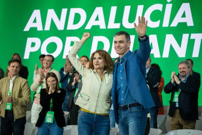 El secretario general del PSOE y presidente del Gobierno, Pedro Sánchez, junto a la secretaria general del PSOE-A, María Jesús Montero.