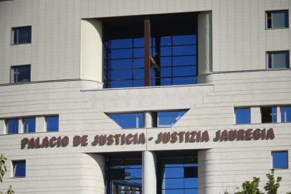 Archivo - Fachada del Palacio de Justicia de Pamplona.